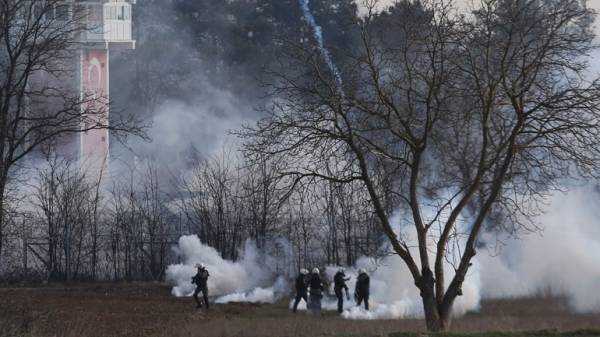 Καστανιές: Ρίψεις χημικών για ακόμα μια ημέρα από την Τουρκία