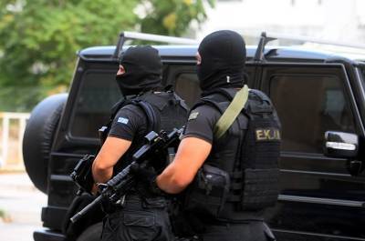 Αντιτρομοκρατική: Βρήκε γιάφκα με όπλα και εκρηκτικά στο Κουκάκι-Συλλήψεις