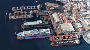 Τραυματίστηκε εργαζόμενος σε εγκαταστάσεις ναυπηγείου στη Σύρο
