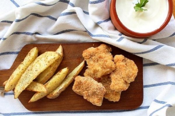 Φουρνιστά Fish &amp; Chips με σως γιαουρτιού
