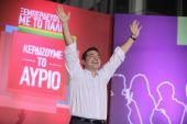 Guardian: Οι Έλληνες το 2012 ψήφισαν ριζοσπαστικούς αριστερούς λαϊκιστές