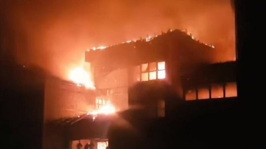 Στις φλόγες «τυλίχθηκε» ξενοδοχείο στην Έδεσσα (video)