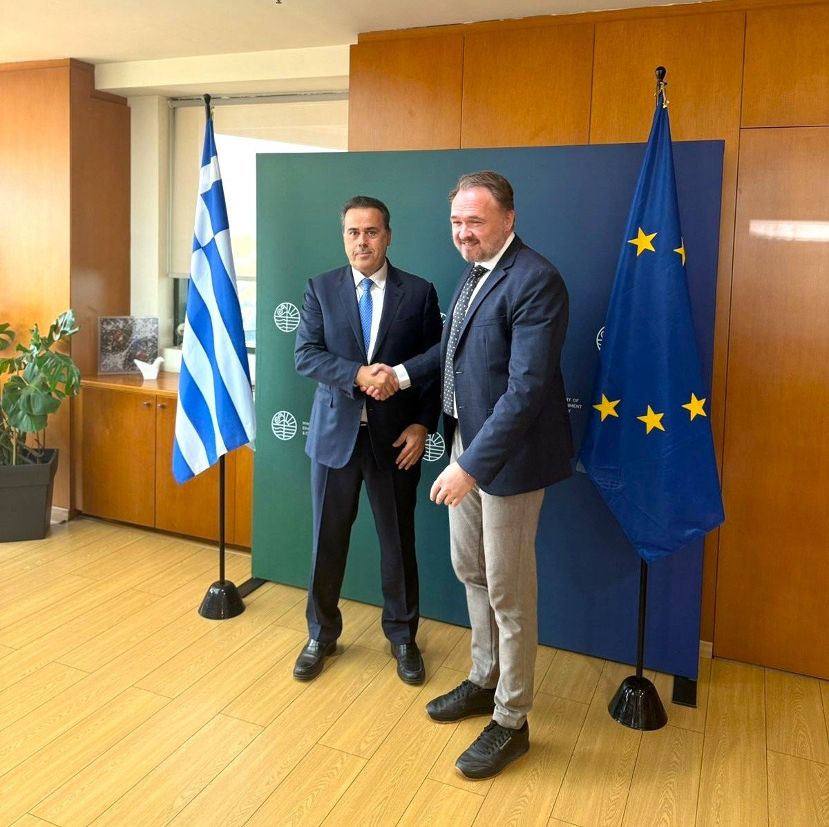 Συνάντηση Παπασταύρου με Ευρωπαίο Επίτροπο Ενέργειας και Στέγασης: Προτεραιότητα η μείωση τιμών ενέργειας
