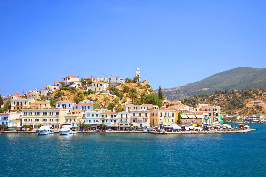 «Μαϊμού» φυσικοθεραπεύτρια φέρεται να έσπειρε τον κορονοϊό στον Πόρο