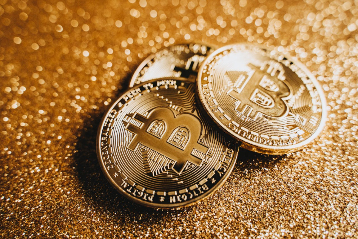Γιατί ο χρυσός σπάει τα κοντέρ και το Bitcoin μένει στάσιμο – Τι εκτιμά η αγορά