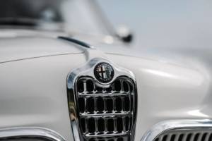 Μια Alfa κούκλα διασχίζει την πασαρέλα στο Pebble Beach