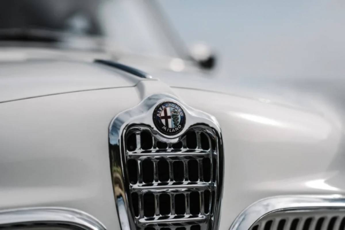 Μια Alfa κούκλα διασχίζει την πασαρέλα στο Pebble Beach