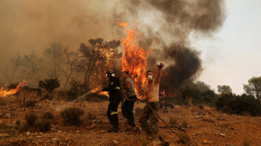 Πυρκαγιές: Ολονύχτια μάχη σε Δυτική Αττική και Δερβενοχώρια