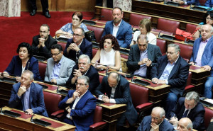 Τροπολογίες του ΚΚΕ για κατάργηση ΦΠΑ και επαναφορά 13ου–14ου μισθού