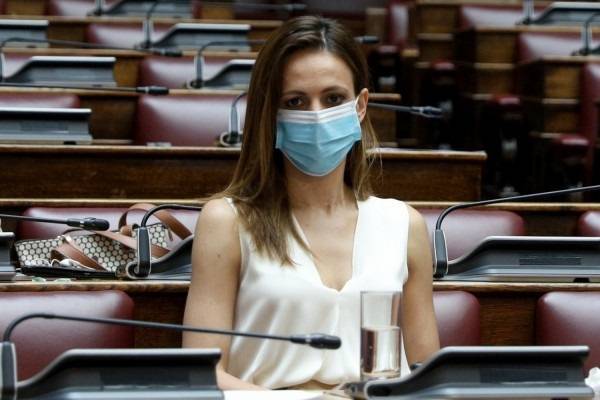 Αχτσιόγλου: Η αλήθεια των αριθμών διαλύει την προπαγάνδα Μητσοτάκη
