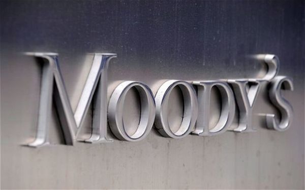 Moody's: Οι καθυστερήσεις στην αξιολόγηση «διώχνουν» τις καταθέσεις