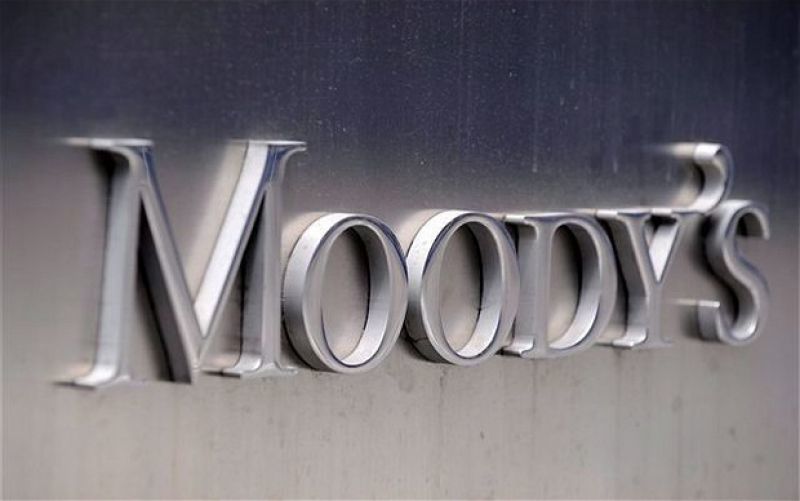 Moody's: Οι καθυστερήσεις στην αξιολόγηση «διώχνουν» τις καταθέσεις