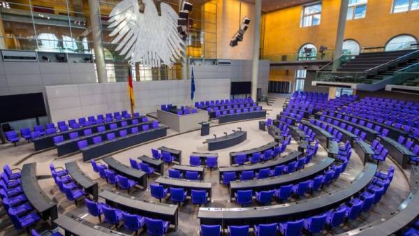 Bundestag: «Πράσινο φως» σε νέο δανεισμό €156 δισ. στη Γερμανία