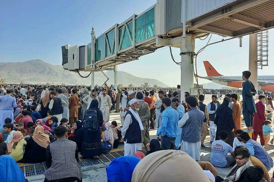 Χάος με πυροβολισμούς και ποδοπατήματα στο αεροδρόμιο της Καμπούλ-Πέντε νεκροί