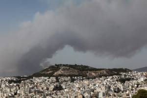 Πύρινη λαίλαπα στα Άνω Λιόσια: Απειλείται η Πετρούπολη
