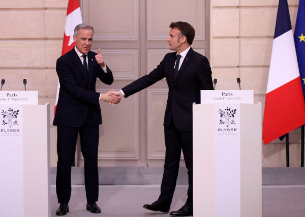 Συνάντηση επί γαλλικού εδάφους είχαν Μακρόν και Κάρνεϊ