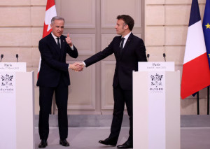 Συνάντηση επί γαλλικού εδάφους είχαν Μακρόν και Κάρνεϊ