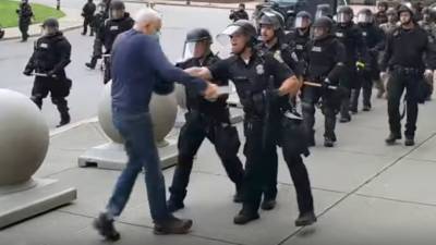 ΗΠΑ: Αστυνομικοί σπρώχνουν και τραυματίζουν 75χρονο (video)