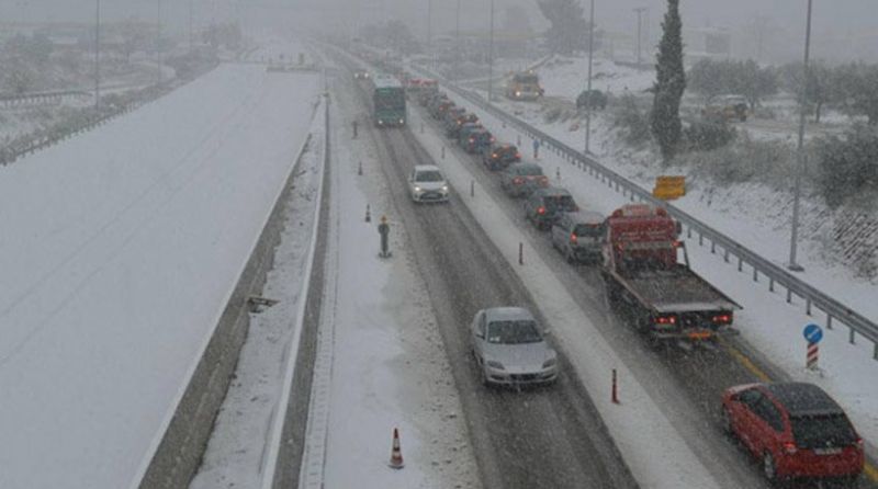 Νύχτα ταλαιπωρίας για εκατοντάδες οδηγούς στην Πατρών-Κορίνθου