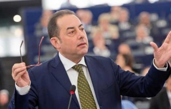 Πιτέλα: «Ο ανεύθυνος κύριος Σόιμπλε…»