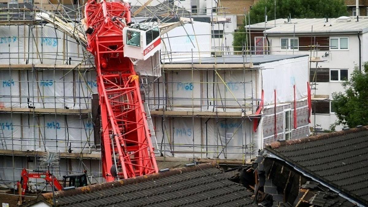 Ένας νεκρός και 4 τραυματίες από κατάρρευση γερανού στο Λονδίνο