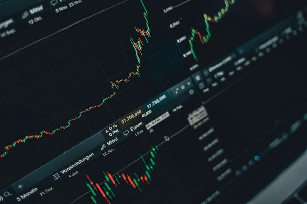 FT: Πώς η Ελλάδα προσελκύει hedge funds – Τα πρόσωπα-κλειδιά και το φορολογικό «δέλεαρ»