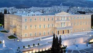 Πρωτοχρονιάτικα μηνύματα από ΚΚΕ και Βαρουφάκη