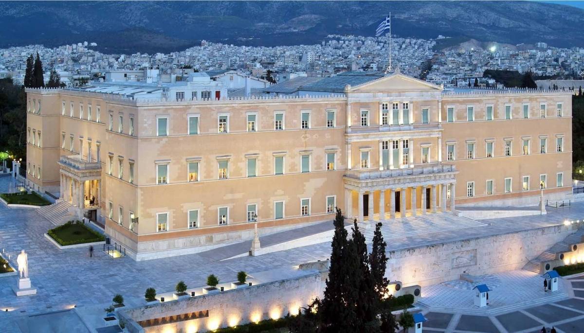 Πρωτοχρονιάτικα μηνύματα από ΚΚΕ και Βαρουφάκη