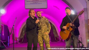 Ο Bono έδωσε συναυλία-έκπληξη σε καταφύγιο στο Κίεβο
