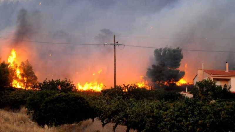 Πύρινη κόλαση τυλίγει στις φλόγες τον Κάλαμο