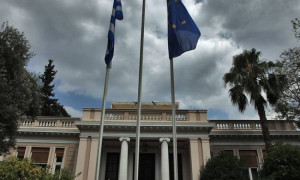 Οι δημοσκοπήσεις, τα «μπαλώματα» και τα περιθώρια που στενεύουν