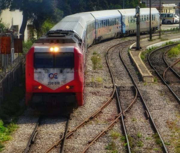 Εκτροχιάστηκε τρένο με 75 επιβάτες στου Ρέντη