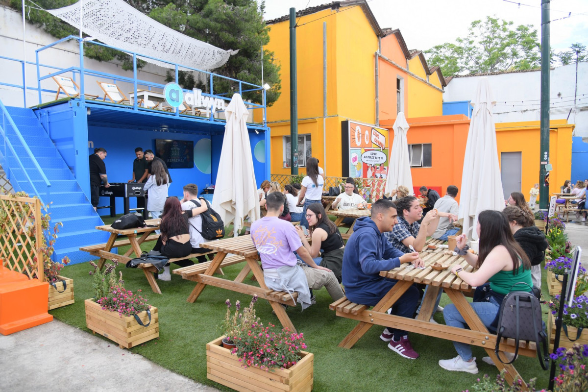 Οι επισκέπτες του Athens Street Food Festival δοκιμάζουν τις ικανότητές τους σε ένα διαφορετικό food challenge (vid.)