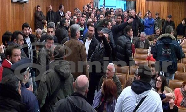 Εισβολή αγροτών σε εκδήλωση του ΣΥΡΙΖΑ στην Καβάλα