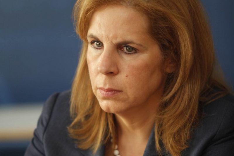 Δεν υπάρχει καμία απόφαση για μείωση κατώτατου μισθού στο Δημόσιο, διαβεβαιώνει η Χριστοφιλοπούλου