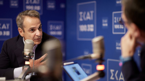 Μητσοτάκης: Αιχμές κατά Ανδρουλάκη και Τσίπρα – «Προτιμώ τα γαλάζια γράμματα από τα πράσινα άλογα»
