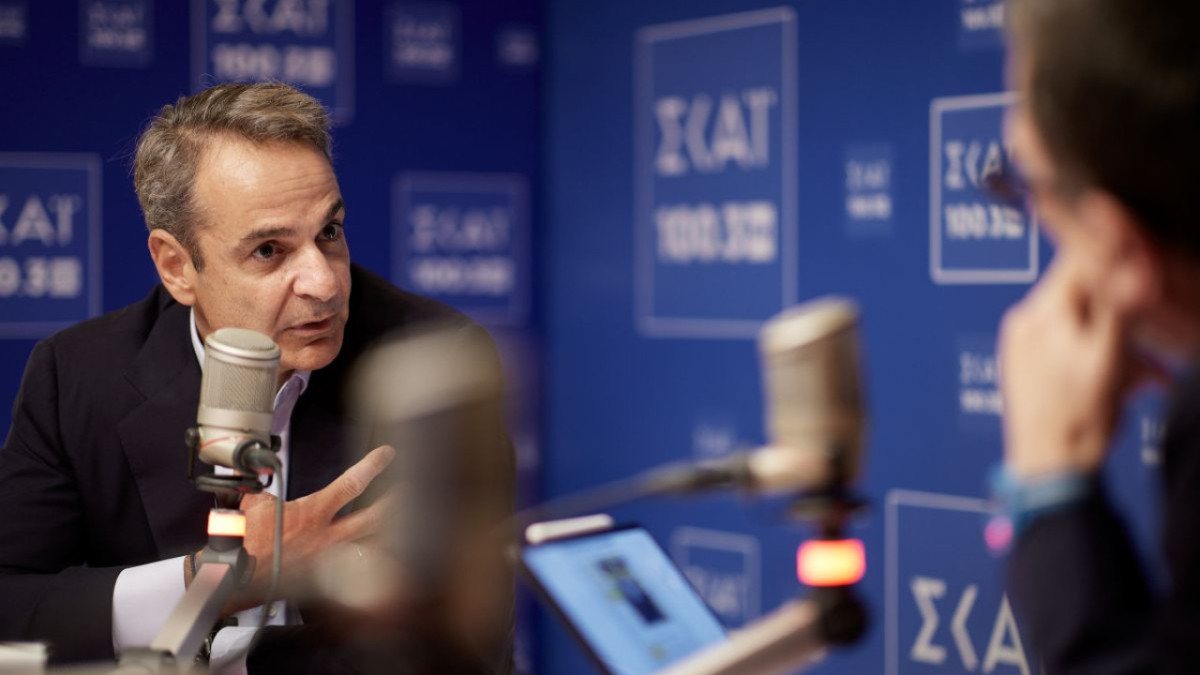 Μητσοτάκης: Αιχμές κατά Ανδρουλάκη και Τσίπρα – «Προτιμώ τα γαλάζια γράμματα από τα πράσινα άλογα»