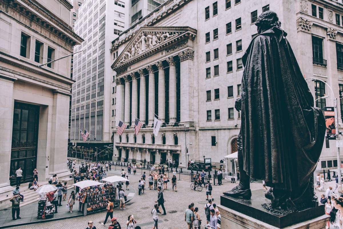 Wall Street: Προς εβδομαδιαία κέρδη S&amp;P 500 και Nasdaq, απώλειες για Dow μετά το ρεκόρ