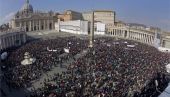 Ιταλία: Λιγότεροι οι πιστοί στην πλατεία Αγίου Πέτρου