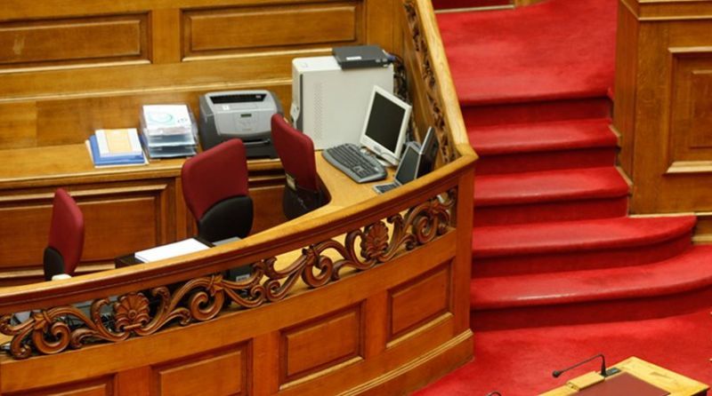 Σκάνδαλο στη Βουλή: Πλαστά πτυχία εργαζομένων-Στον εισαγγελέα οι υποθέσεις