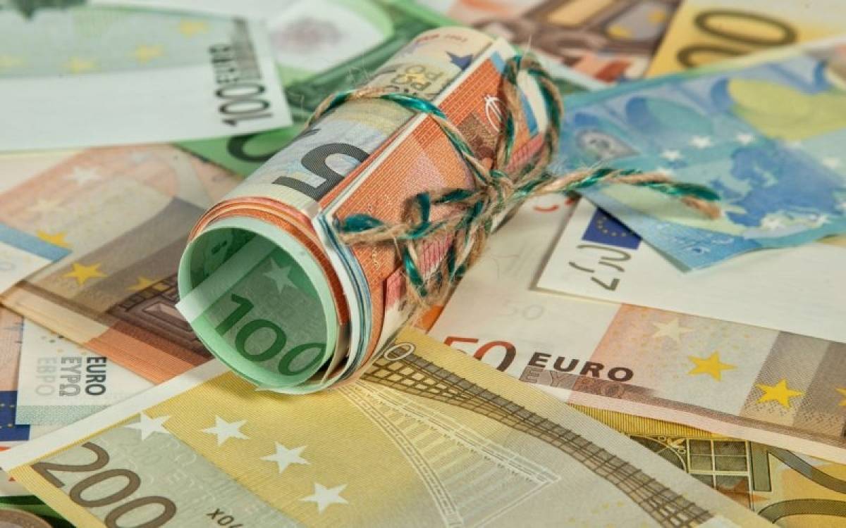 FT: Απομάκρυνση της Ελλάδας από τα πρότυπα καταπολέμησης της διαφθοράς