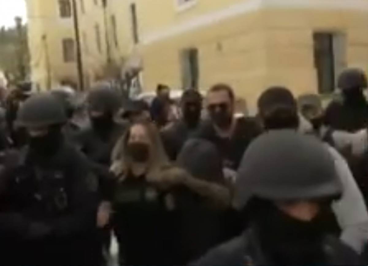 Υπό δρακόντεια μέτρα στην ανακρίτρια η Ρούλα Πισπιρίγκου (videos)