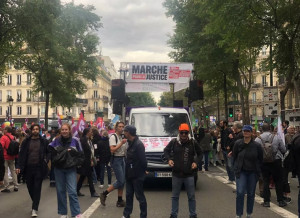 Γαλλία: Επεισόδια στις διαδηλώσεις κατά της αστυνομικής βίας-Αστυνομικός έβγαλε όπλο