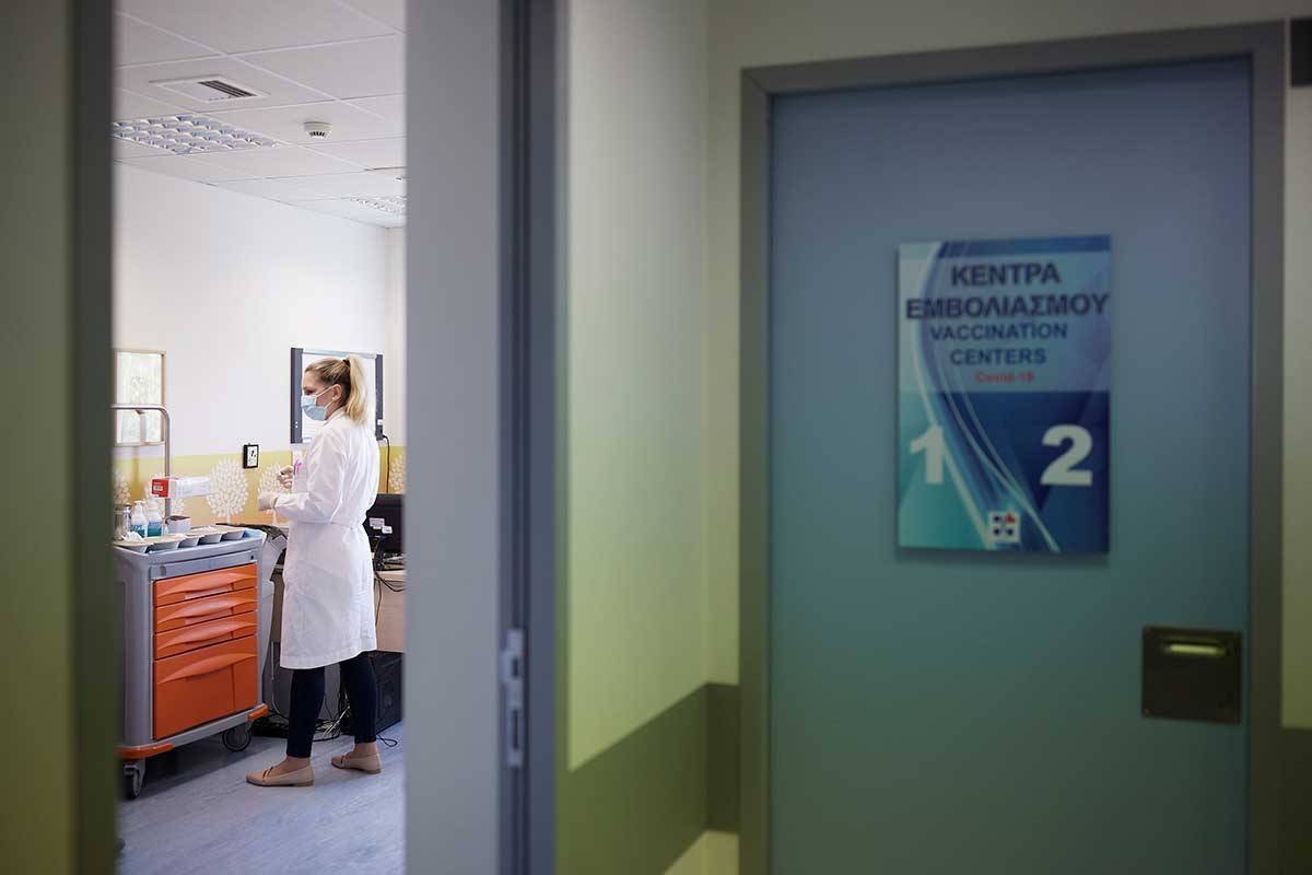Υποχρεωτικοί εμβολιασμοί και απολύσεις: Η θέση της κυβέρνησης