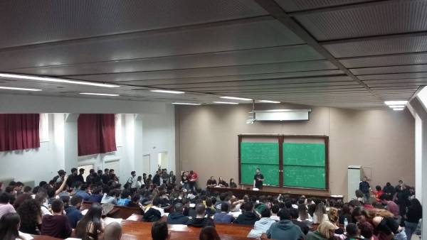 ΑΣΟΕΕ: Κουκουλοφόροι ξυλοκόπησαν καθηγητή την ώρα της διδασκαλίας