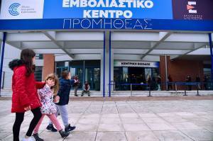 Ανοίγουν 40.000 νέα ραντεβού για εμβολιασμούς παιδιών στην Αττική