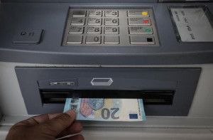 ΑΤΜ: Στις τελευταίες θέσεις της ΕΕ η πρόσβαση των Ελλήνων