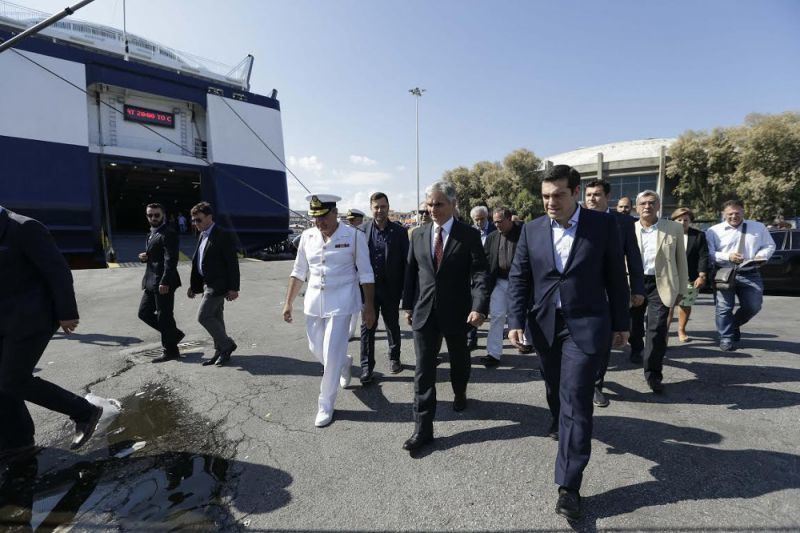 Σαν... Πάπας στη Λέσβο ο Τσίπρας- «Φρούριο» το νησί