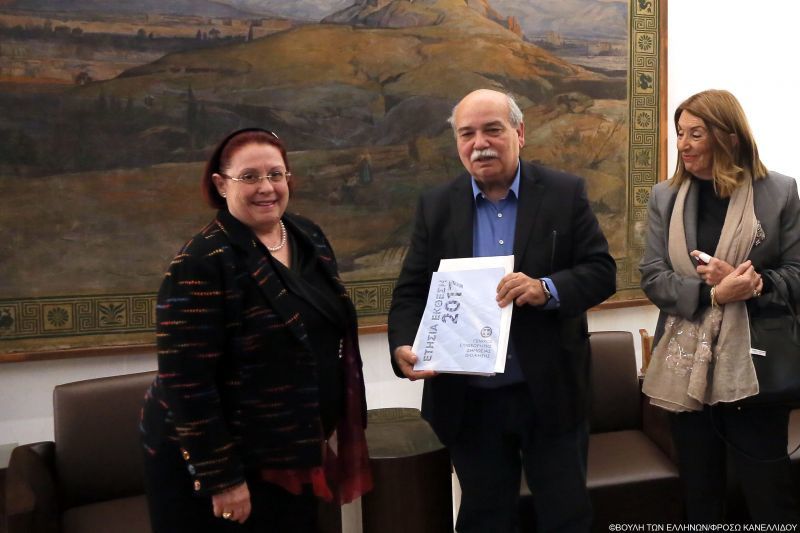 Παραδόθηκε στον Βούτση η Έκθεση για τη Δημόσια Διοίκηση