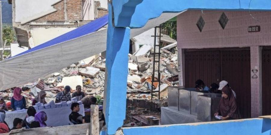 Σεισμός στην Ινδονησία: Ένας νεκρός και εκατοντάδες κατεστραμμένα σπίτια